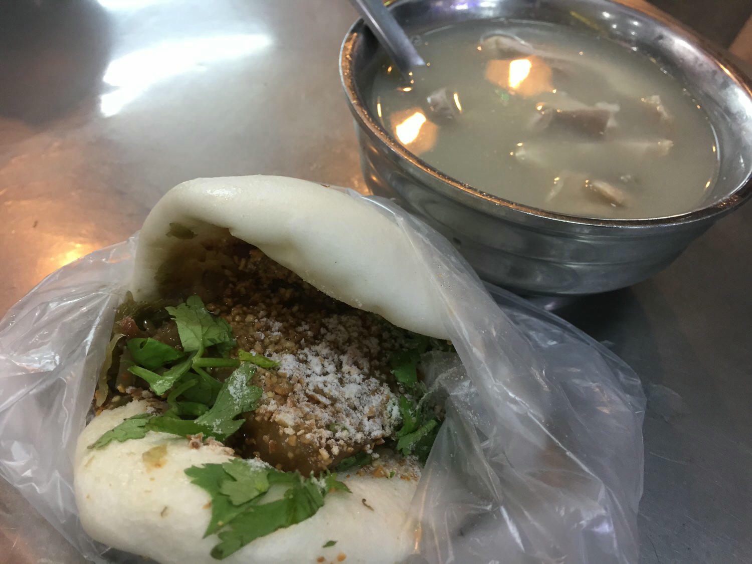 台北延三夜市。吃貨療癒美食三選 || 刈包、三角蒸餃、燒麻糬 - 第2張圖