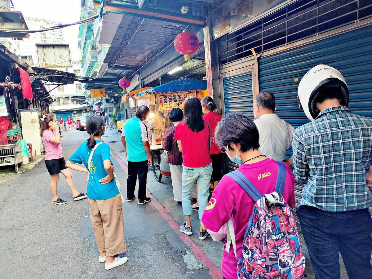 新店潤餅阿伯|古早味三輪車潤餅只賣傍晚。潤餅厚實又真材實料 - 第1張圖