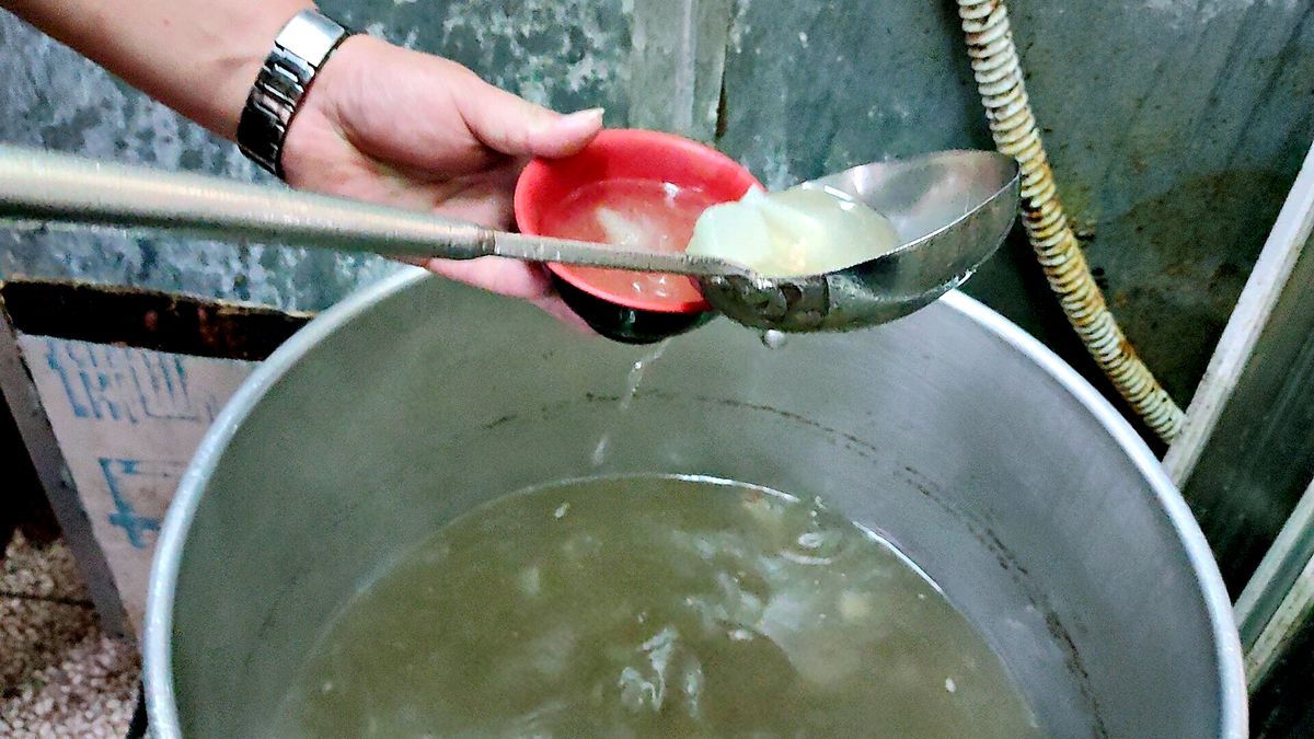 城中市場排隊也要吃的巧福便當,小雞飯肉量塞滿滿好過癮,你吃過沒? 供應吃貨們18款平價又美味便當 - 第11張圖 巧福便當-骨頭中藥材熬煮免費贈湯特寫-台北中正區便當店