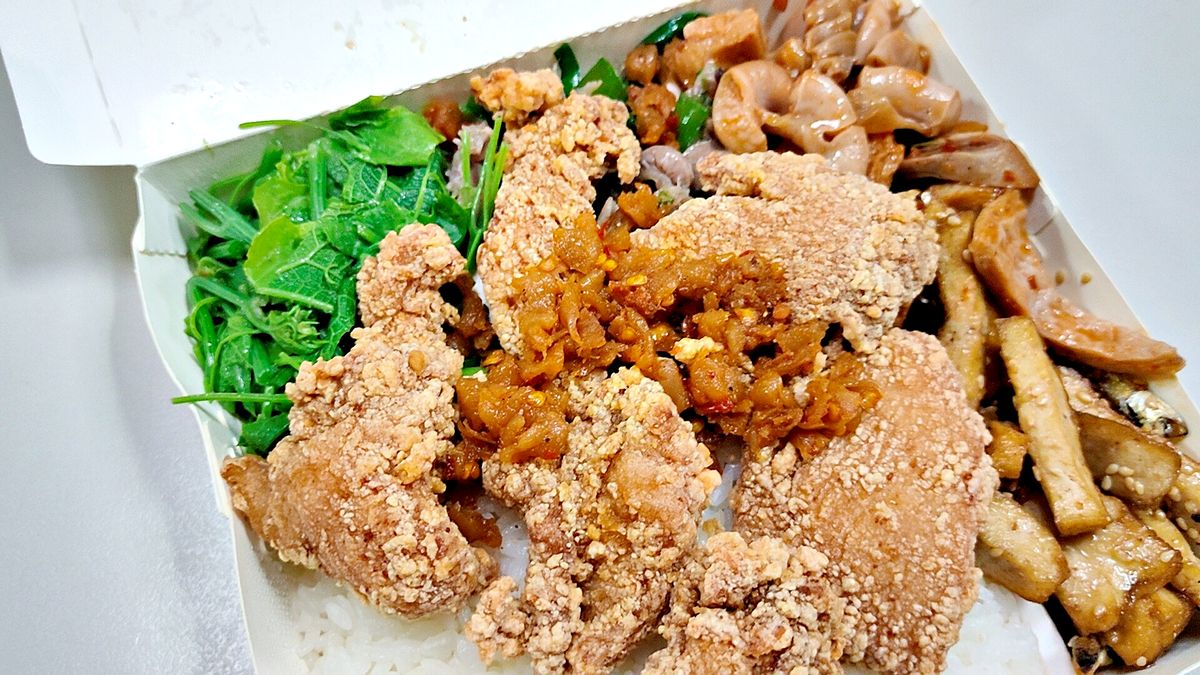 城中市場排隊也要吃的巧福便當,小雞飯肉量塞滿滿好過癮,你吃過沒? 供應吃貨們18款平價又美味便當 - 第12張圖 巧福便當-客人自取熱湯畫面溫暖清爽-城中市場平價午餐