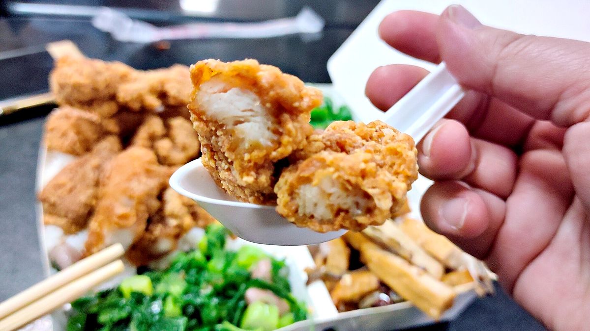 城中市場排隊也要吃的巧福便當,小雞飯肉量塞滿滿好過癮,你吃過沒? 供應吃貨們18款平價又美味便當 - 第9張圖 巧福便當-小雞飯雞柳條堆疊便當盒份量霸氣-城中市場便當