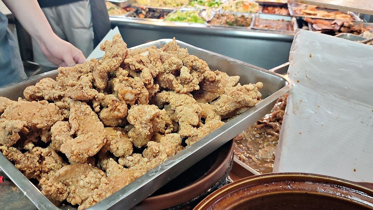 城中市場排隊也要吃的巧福便當,小雞飯肉量塞滿滿好過癮,你吃過沒? 供應吃貨們18款平價又美味便當 - 第7張圖 巧福便當-招牌小雞飯現炸無骨雞柳條-台北車站便當推薦