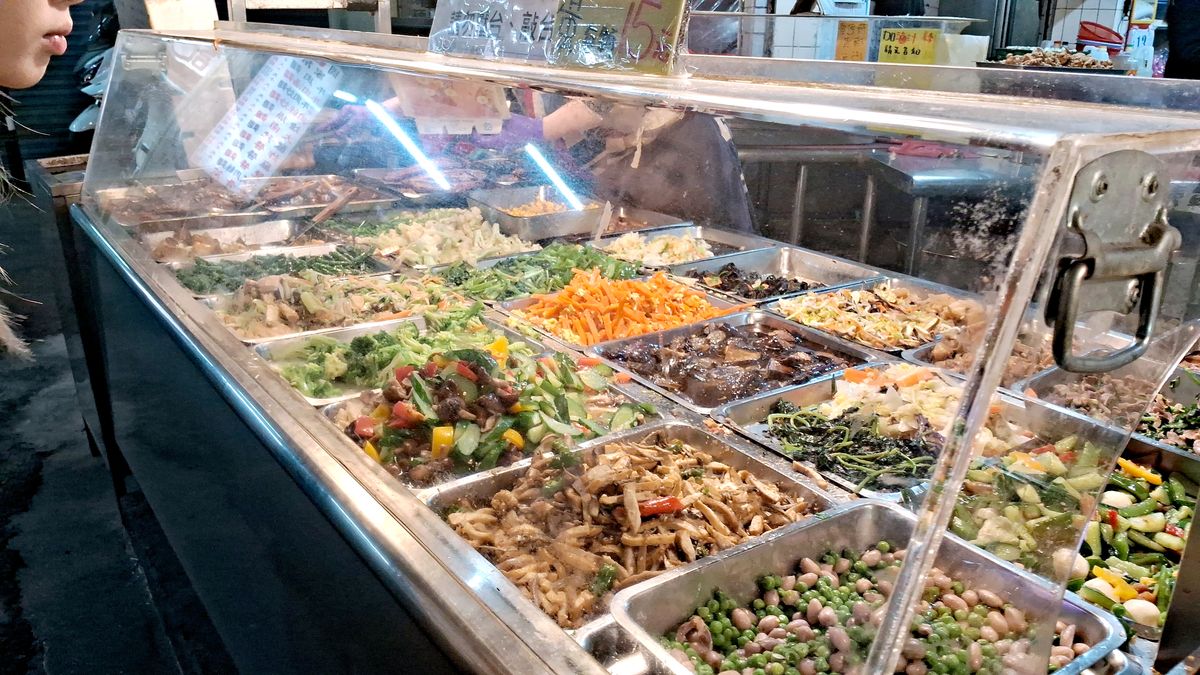 城中市場排隊也要吃的巧福便當,小雞飯肉量塞滿滿好過癮,你吃過沒? 供應吃貨們18款平價又美味便當 - 第6張圖 巧福便當-四種配菜裝入便當盒份量大方-台北中正區便當