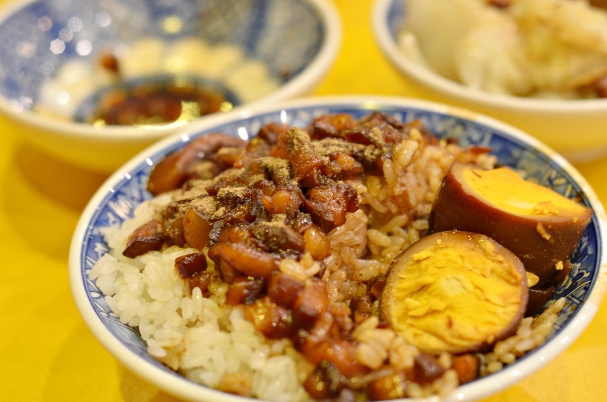 台北市萬華區。小王煮瓜 || 必吃鹹香黑金滷肉飯與清湯瓜仔肉。米其林必比登推薦超熱門台灣小吃 - 第10張圖