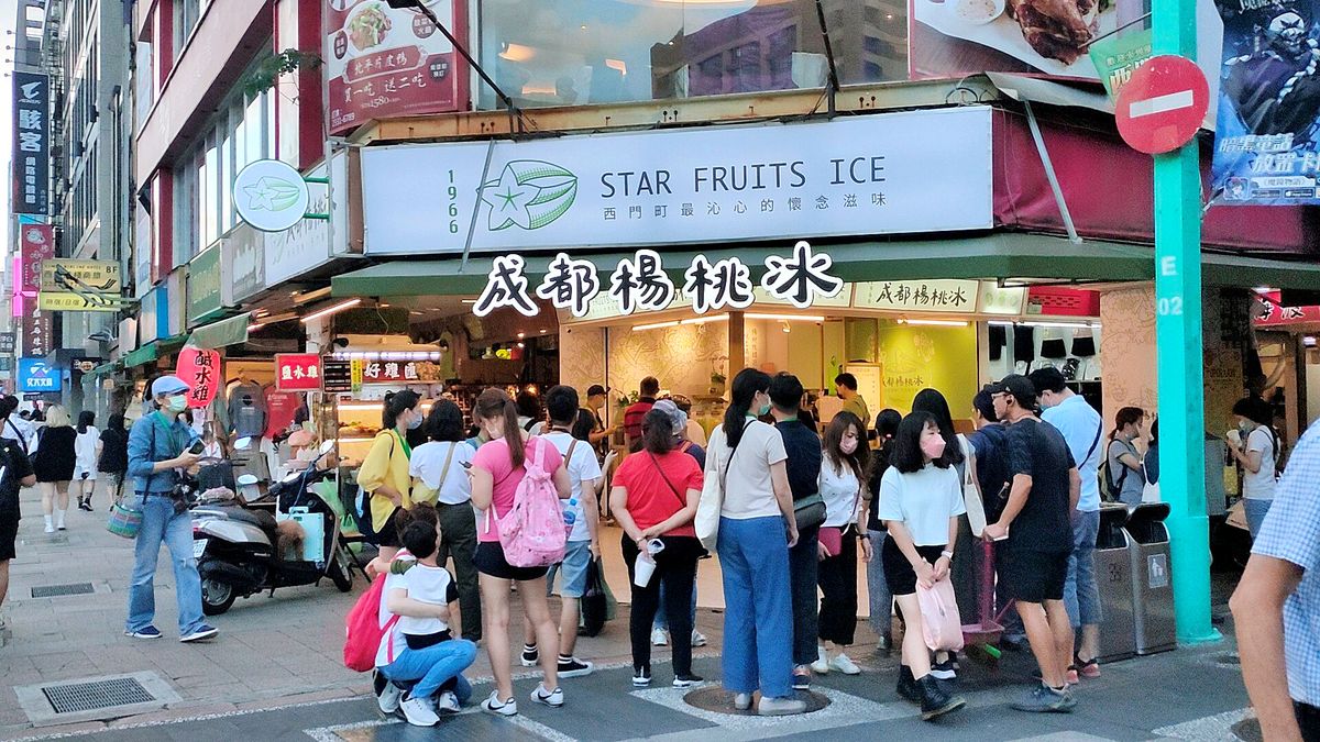 台北萬華區。西門町5間台味美食提案,百種食材的人氣台灣鹹酥雞、10元銅板價雞油飯的施福建好吃雞肉、酸爽古法釀製成都楊桃冰 - 第22張圖