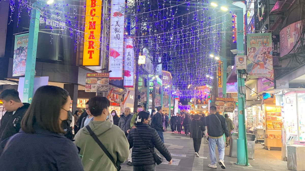 台北萬華區。西門町5間台味美食提案,百種食材的人氣台灣鹹酥雞、10元銅板價雞油飯的施福建好吃雞肉、酸爽古法釀製成都楊桃冰 - 第1張圖