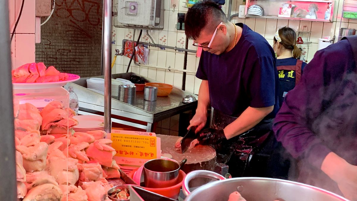 台北萬華區。西門町5間台味美食提案,百種食材的人氣台灣鹹酥雞、10元銅板價雞油飯的施福建好吃雞肉、酸爽古法釀製成都楊桃冰 - 第17張圖
