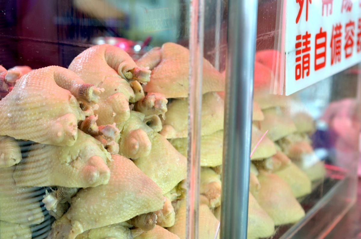 台北萬華區。西門町5間台味美食提案,百種食材的人氣台灣鹹酥雞、10元銅板價雞油飯的施福建好吃雞肉、酸爽古法釀製成都楊桃冰 - 第16張圖