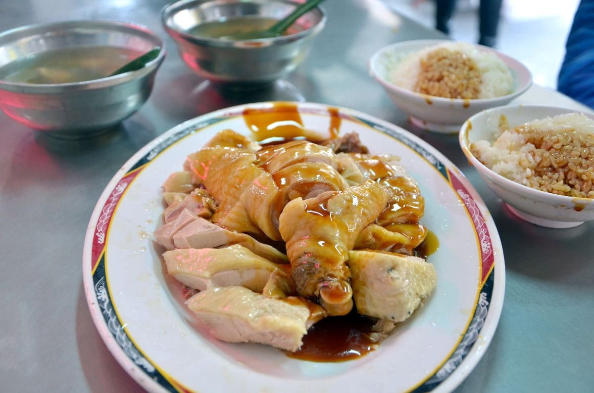 台北萬華區。西門町5間台味美食提案,百種食材的人氣台灣鹹酥雞、10元銅板價雞油飯的施福建好吃雞肉、酸爽古法釀製成都楊桃冰 - 第18張圖