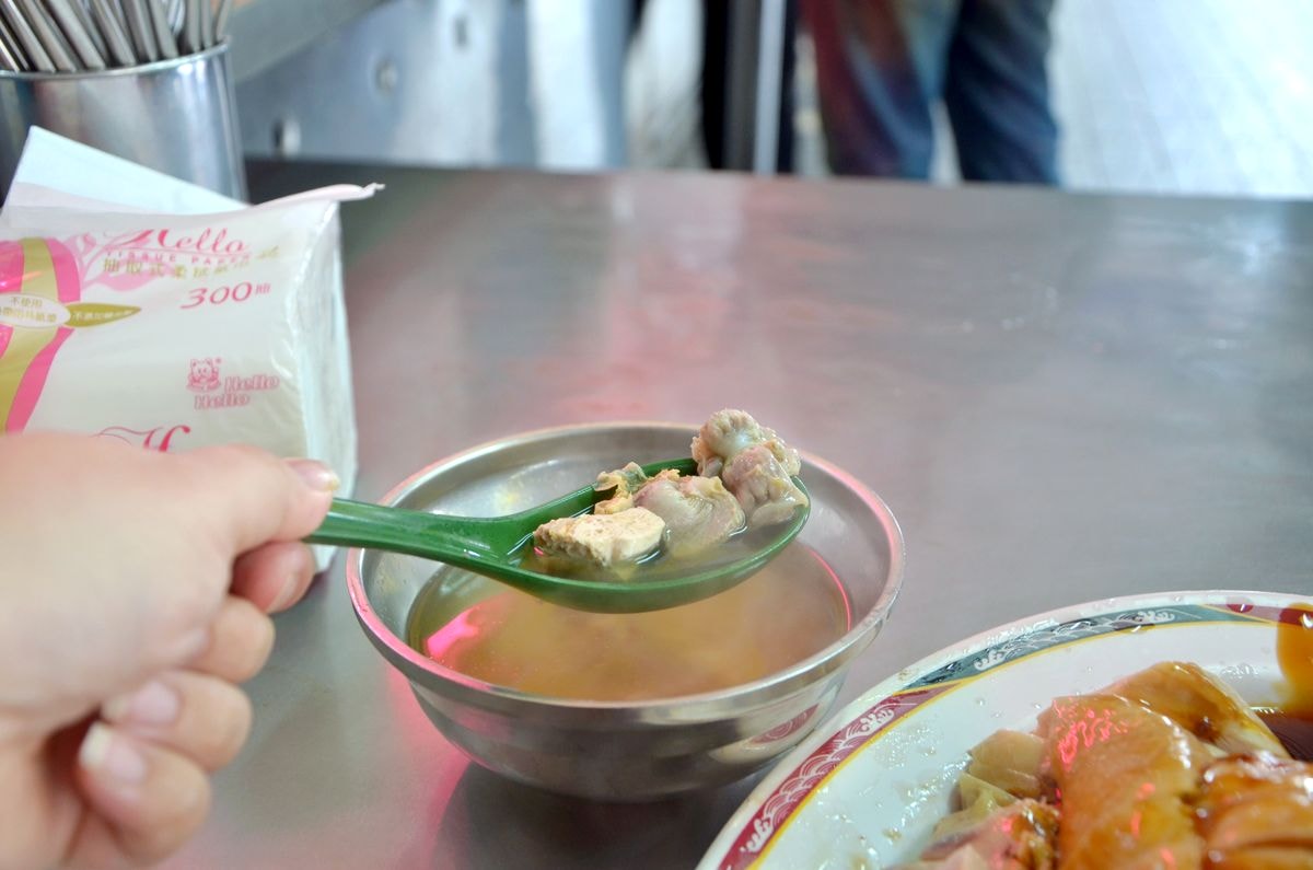 台北萬華區。西門町5間台味美食提案,百種食材的人氣台灣鹹酥雞、10元銅板價雞油飯的施福建好吃雞肉、酸爽古法釀製成都楊桃冰 - 第19張圖