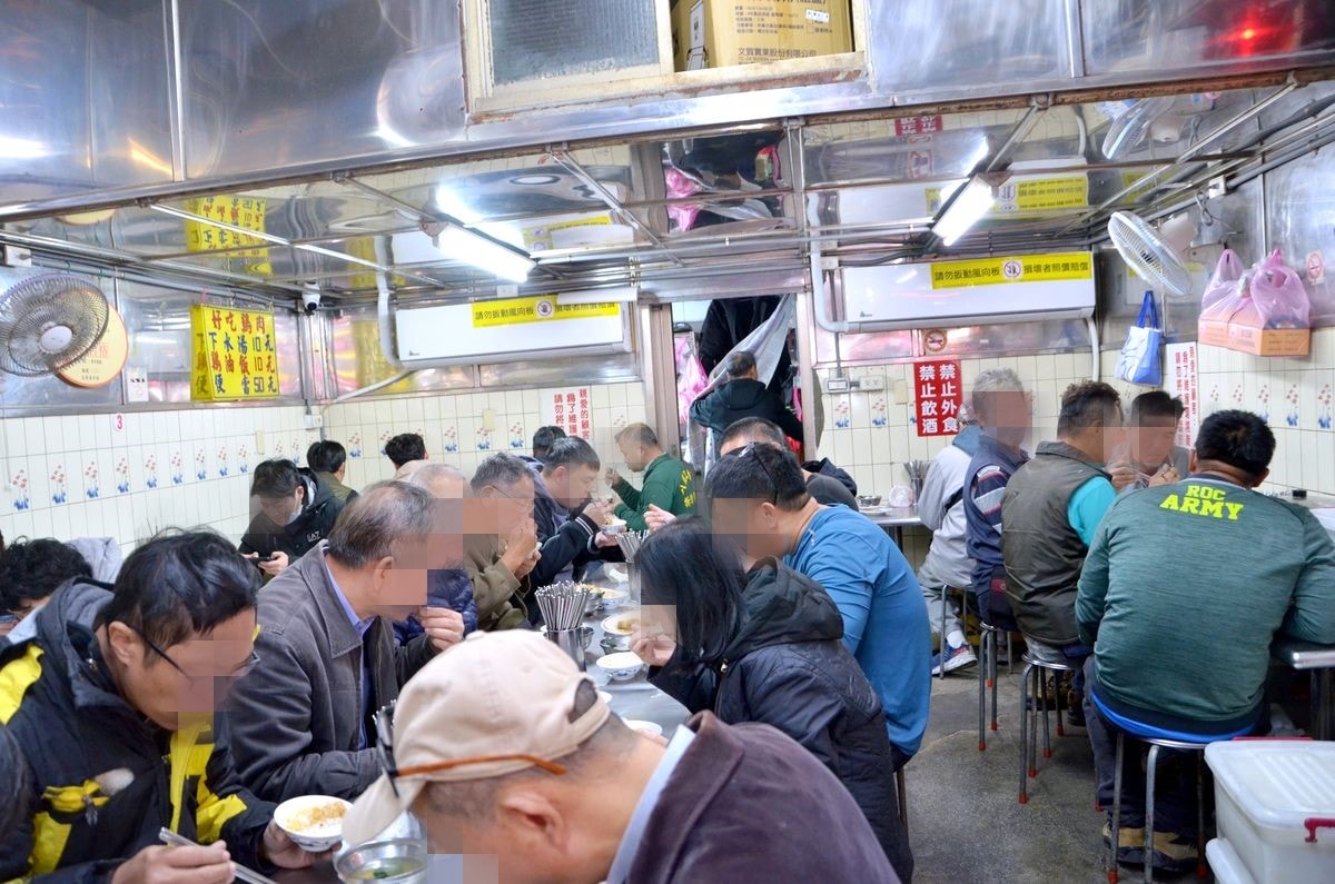 台北萬華區。西門町5間台味美食提案,百種食材的人氣台灣鹹酥雞、10元銅板價雞油飯的施福建好吃雞肉、酸爽古法釀製成都楊桃冰 - 第20張圖