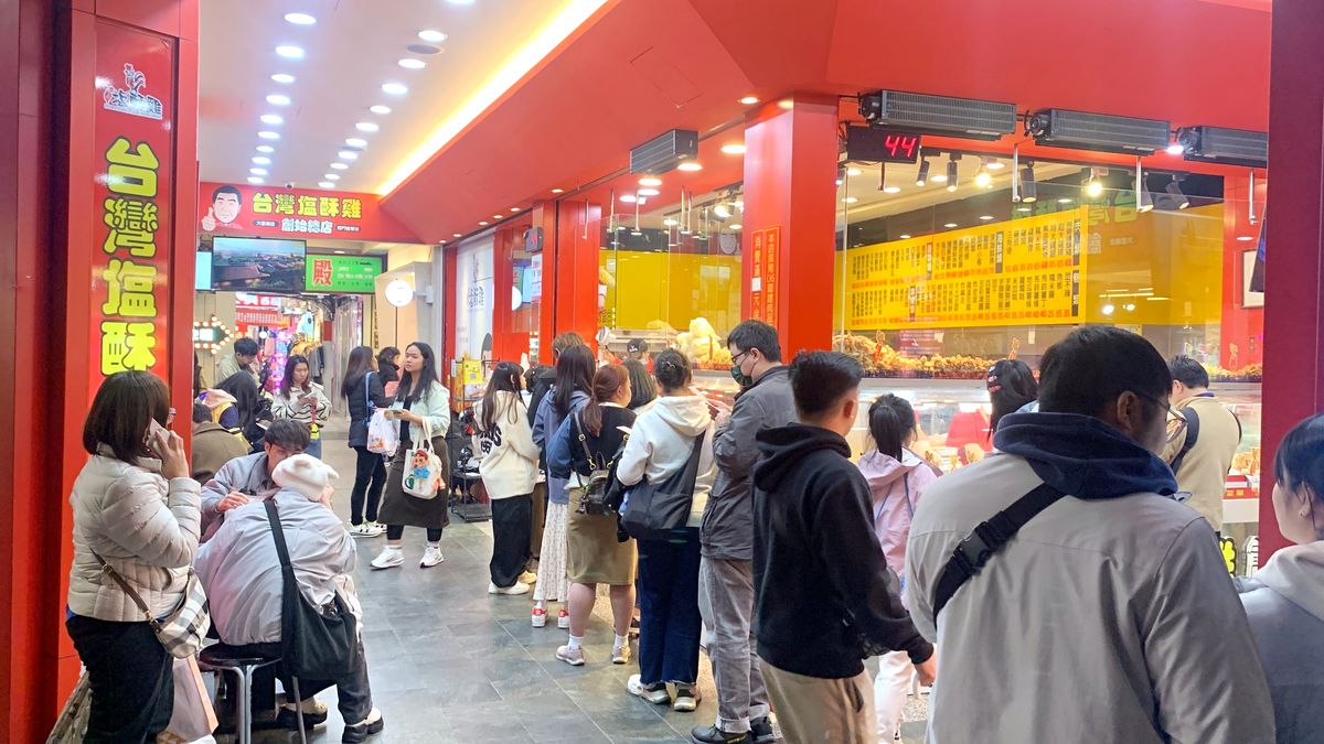 台北萬華區。西門町5間台味美食提案,百種食材的人氣台灣鹹酥雞、10元銅板價雞油飯的施福建好吃雞肉、酸爽古法釀製成都楊桃冰 - 第14張圖