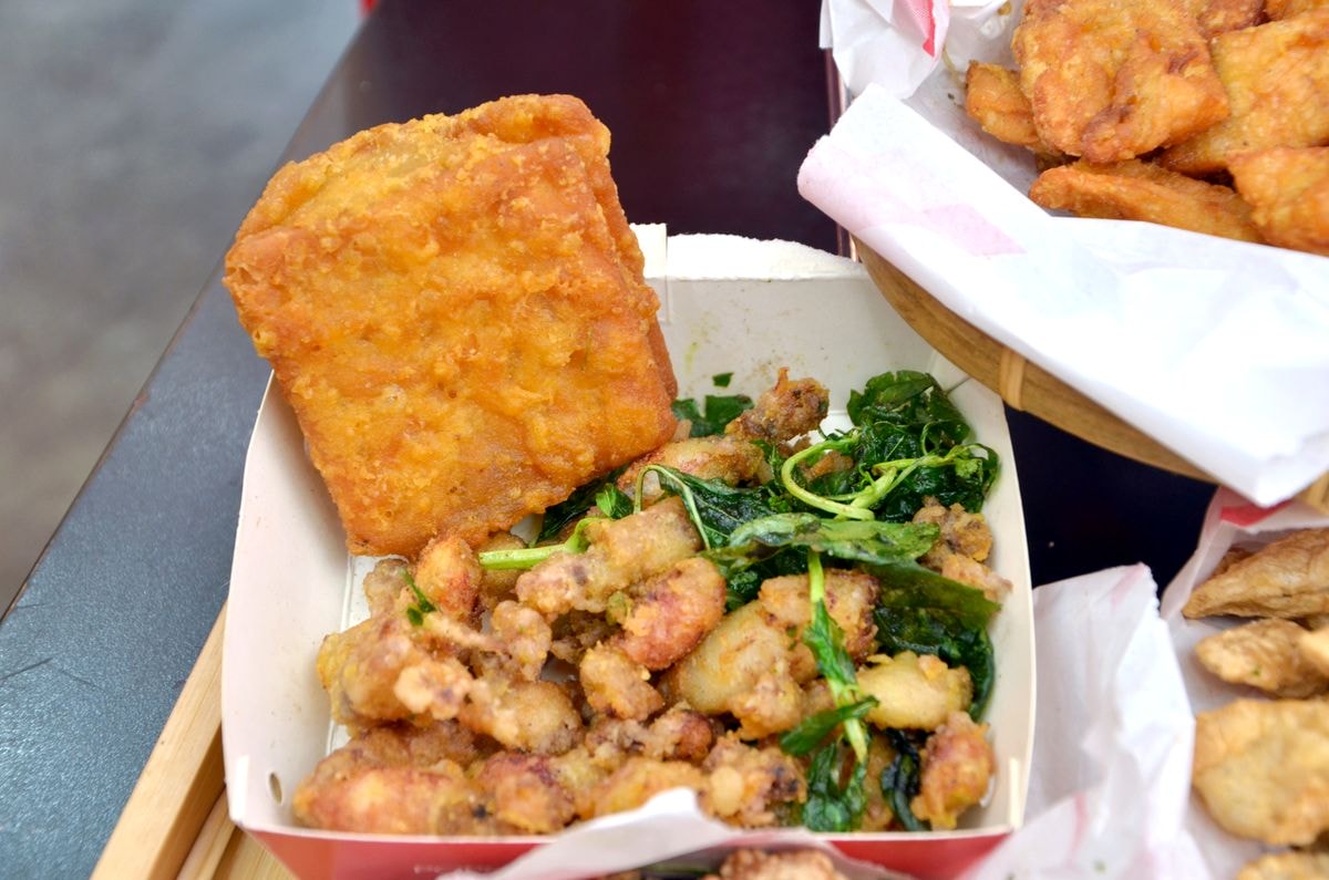 台北萬華區。西門町5間台味美食提案,百種食材的人氣台灣鹹酥雞、10元銅板價雞油飯的施福建好吃雞肉、酸爽古法釀製成都楊桃冰 - 第9張圖