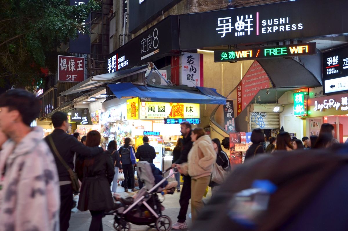 台北萬華區。西門町5間台味美食提案,百種食材的人氣台灣鹹酥雞、10元銅板價雞油飯的施福建好吃雞肉、酸爽古法釀製成都楊桃冰 - 第25張圖