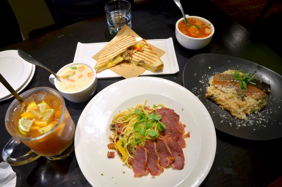 台北市內湖區。EASE CAFE 東湖概念店-結合美食、綠意與高爾夫的悠閒秘境,用餐還可免費體驗高爾夫球打擊樂趣 - 第9張圖