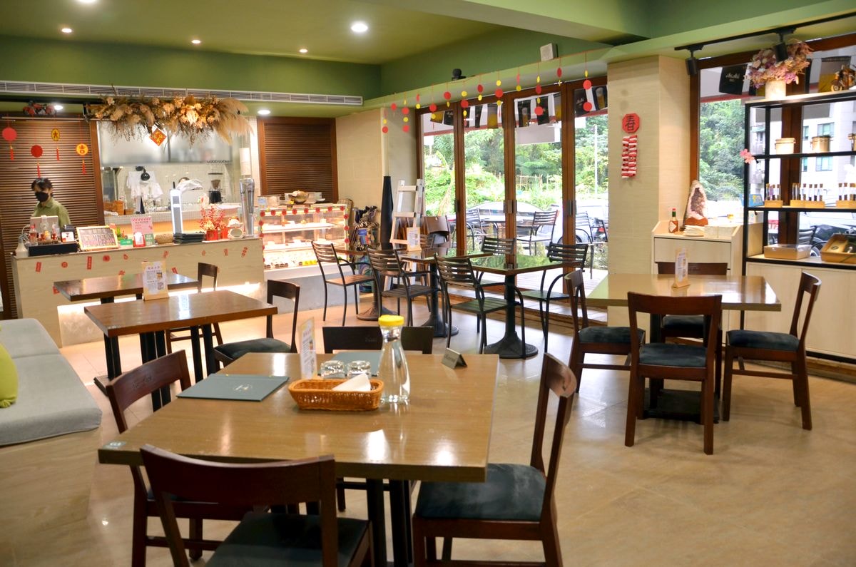 台北市內湖區。EASE CAFE 東湖概念店-結合美食、綠意與高爾夫的悠閒秘境,用餐還可免費體驗高爾夫球打擊樂趣 - 第5張圖