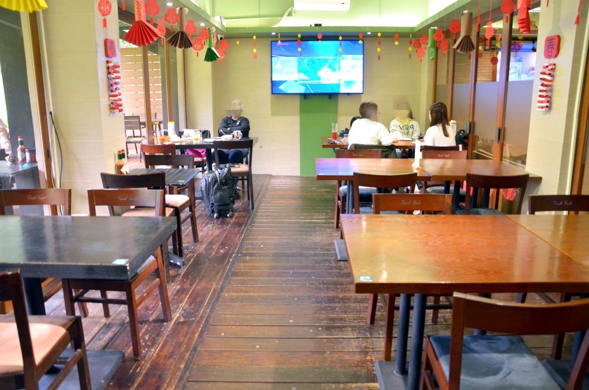 台北市內湖區。EASE CAFE 東湖概念店-結合美食、綠意與高爾夫的悠閒秘境,用餐還可免費體驗高爾夫球打擊樂趣 - 第6張圖