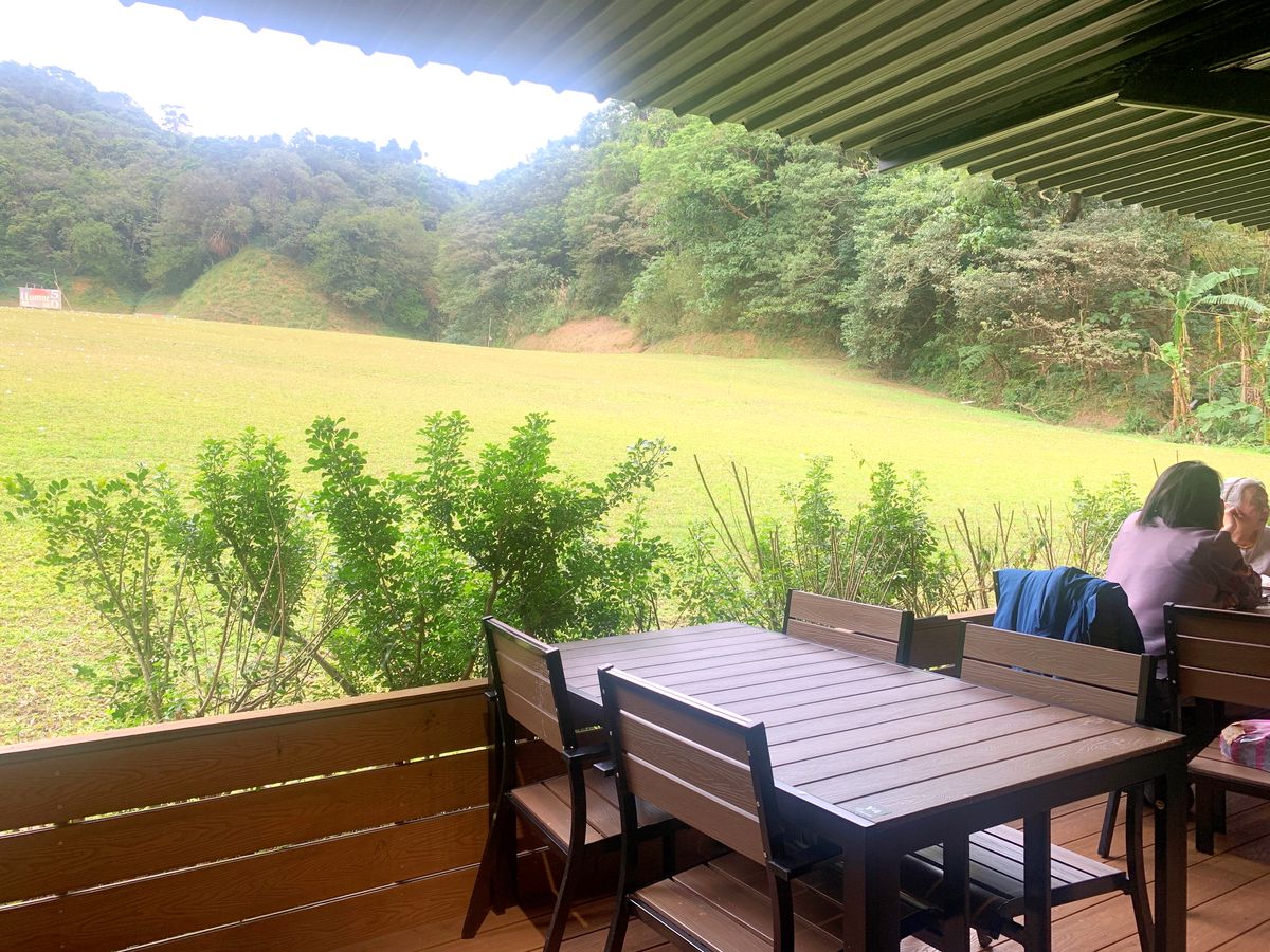 台北市內湖區。EASE CAFE 東湖概念店-結合美食、綠意與高爾夫的悠閒秘境,用餐還可免費體驗高爾夫球打擊樂趣 - 第2張圖