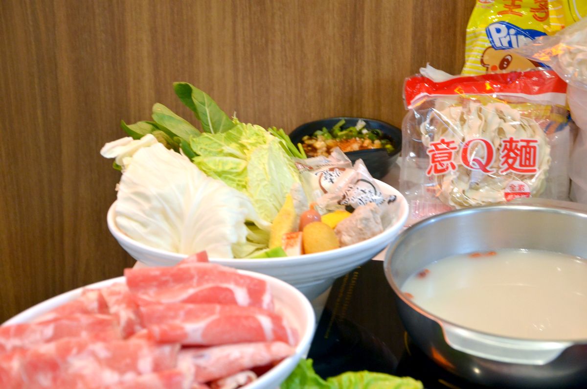 新莊平價火鍋推薦|韓哥哥石頭火鍋,平日午餐9起,超過50種食材吃到飽。新北石頭火鍋推薦 - 第13張圖