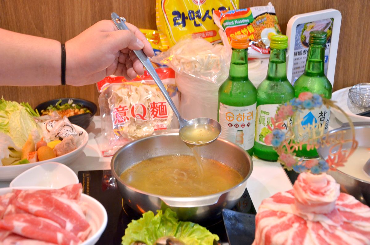 新莊平價火鍋推薦|韓哥哥石頭火鍋,平日午餐9起,超過50種食材吃到飽。新北石頭火鍋推薦 - 第12張圖