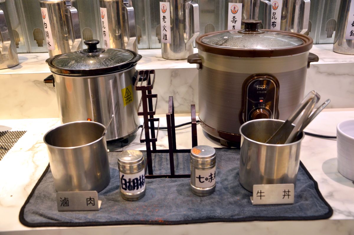 新莊平價火鍋推薦|韓哥哥石頭火鍋,平日午餐9起,超過50種食材吃到飽。新北石頭火鍋推薦 - 第30張圖