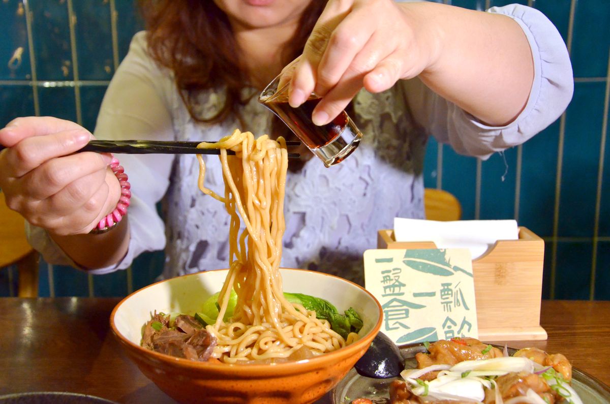 板橋美食推薦|瓢記PIAO JI台式餐酒館:野格牛肉麵+創意調酒,台味與酒香 深夜小酌聚餐新熱點 - 第7張圖