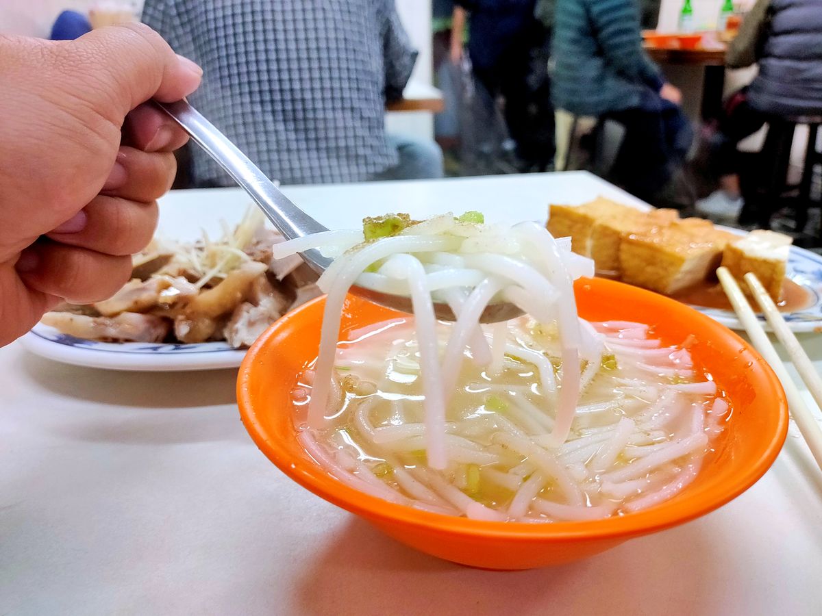 勇伯米粉湯|新店50年以上老店米粉湯搭黑白切的庶民美味 - 第8張圖