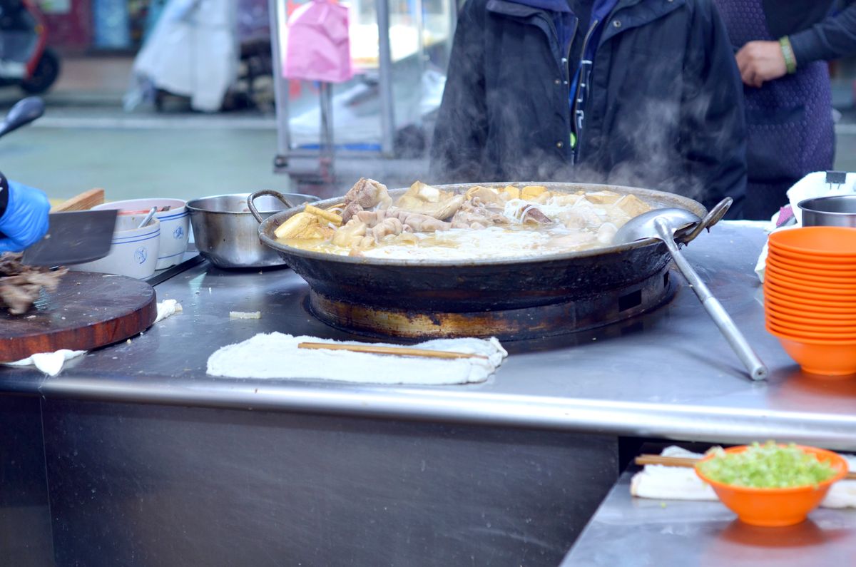 勇伯米粉湯|新店50年以上老店米粉湯搭黑白切的庶民美味 - 第3張圖