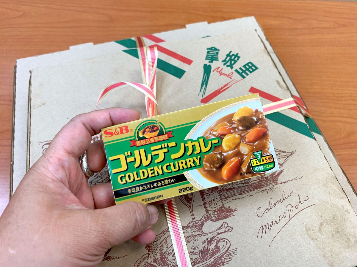 全台拿坡里披薩 || 聯名日本百年咖哩品牌S&B,限時新口味-咖意薯哩披薩 。還有超台味蔥花肉鬆餅皮,鹹甜滋味新上市 - 第4張圖