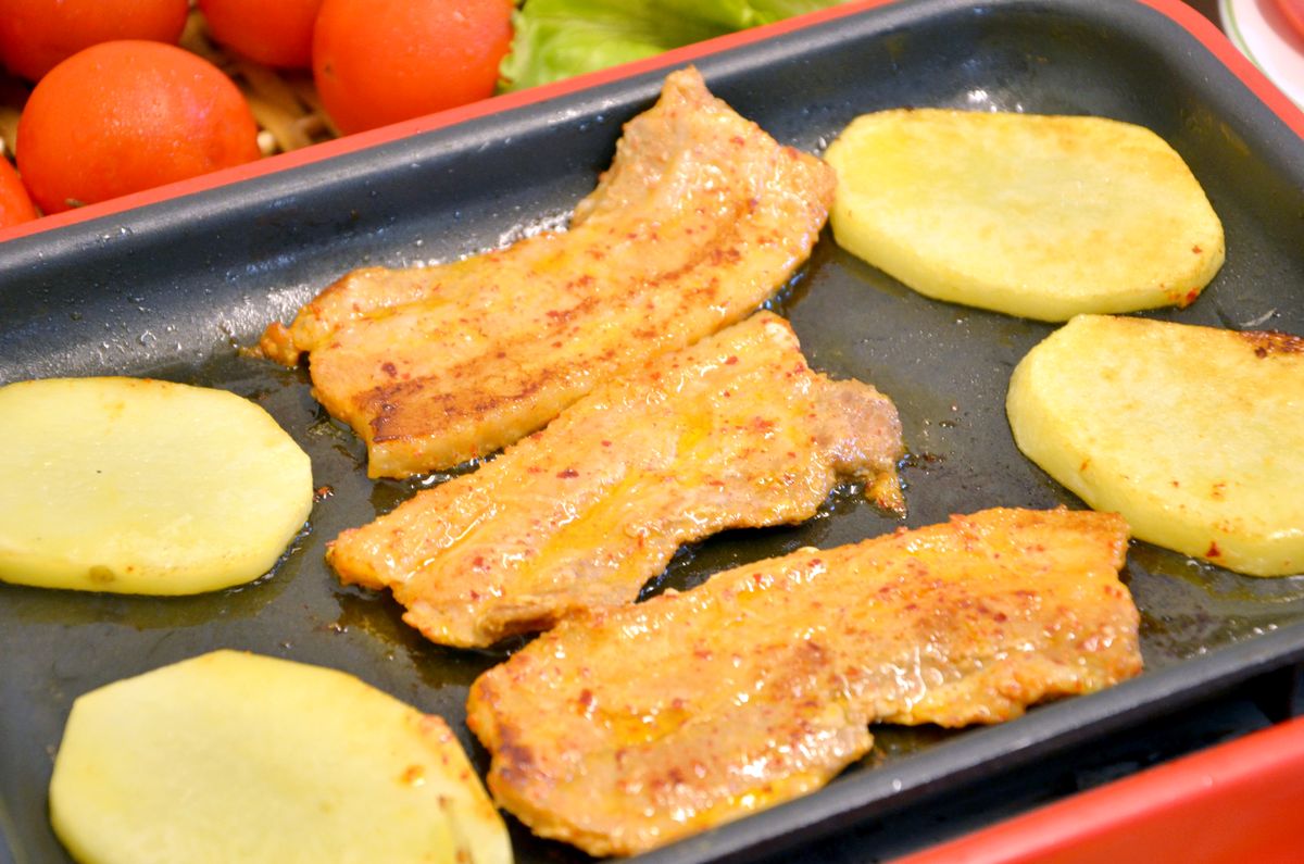 【中秋好評烤肉組分享】零備料、免醃製!小宅市集x成功牛排聯名「7件烤肉組」開箱實測 - 第2張圖