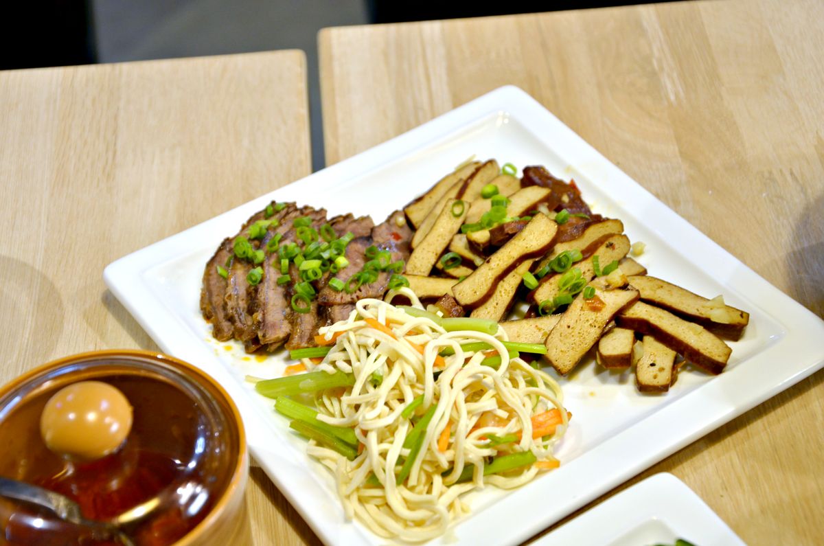 中山區餐酒館推薦 MJ餐酒館(MJ私廚) 餐酒館也能吃到美味牛肉麵?! 秘傳老兵牛肉麵、慢燉老母雞湯麵與滷味質感聚餐新選擇 - 第19張圖