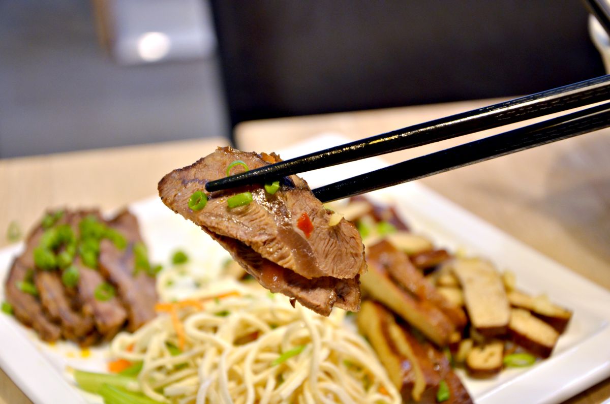 中山區餐酒館推薦 MJ餐酒館(MJ私廚) 餐酒館也能吃到美味牛肉麵?! 秘傳老兵牛肉麵、慢燉老母雞湯麵與滷味質感聚餐新選擇 - 第22張圖