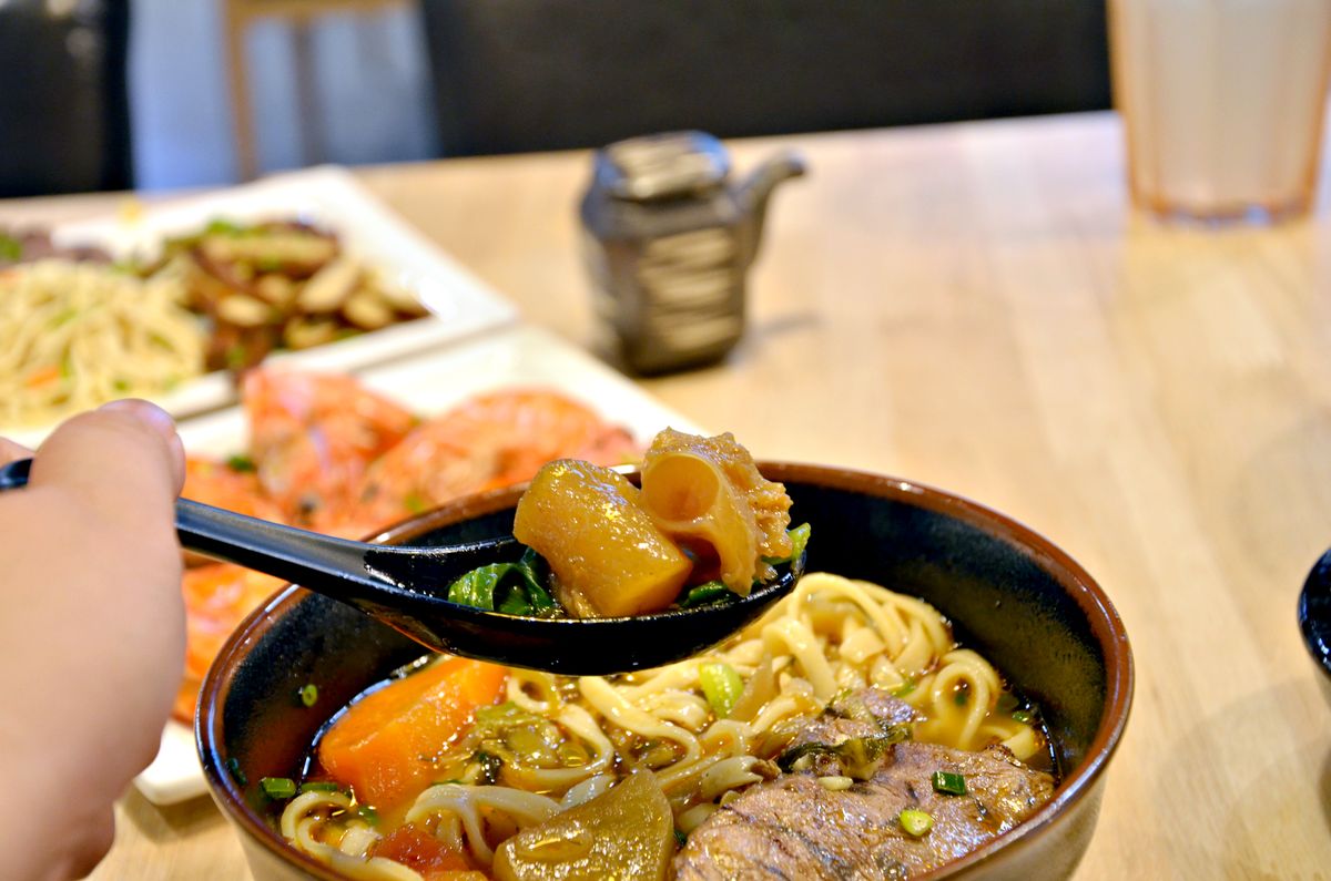 中山區餐酒館推薦 MJ餐酒館(MJ私廚) 餐酒館也能吃到美味牛肉麵?! 秘傳老兵牛肉麵、慢燉老母雞湯麵與滷味質感聚餐新選擇 - 第9張圖