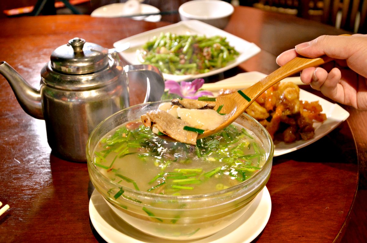 台北松山區中式餐廳 東青 經典雞湯傳承 獨家麵疙瘩與椒麻肋排推薦