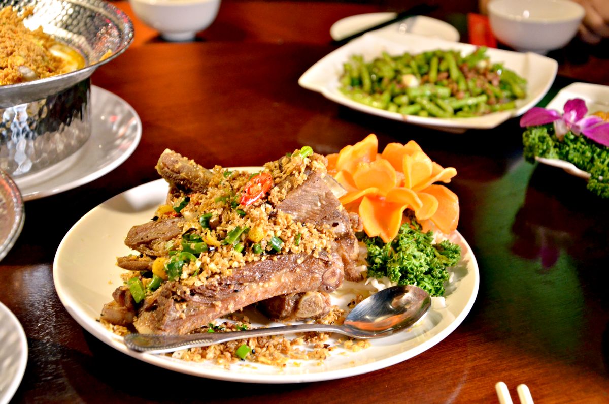 台北松山區中式餐廳 東青 經典雞湯傳承 獨家麵疙瘩與椒麻肋排推薦