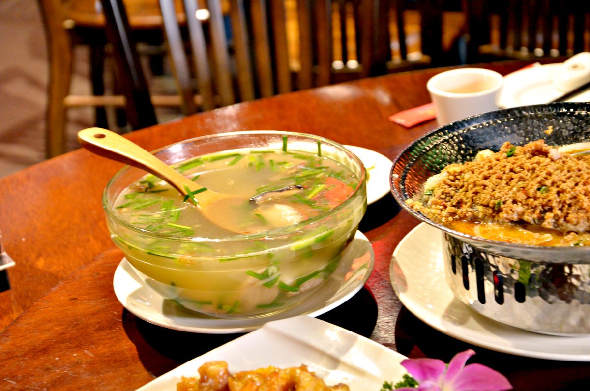 台北松山區中式餐廳 東青 經典雞湯傳承 獨家麵疙瘩與椒麻肋排推薦