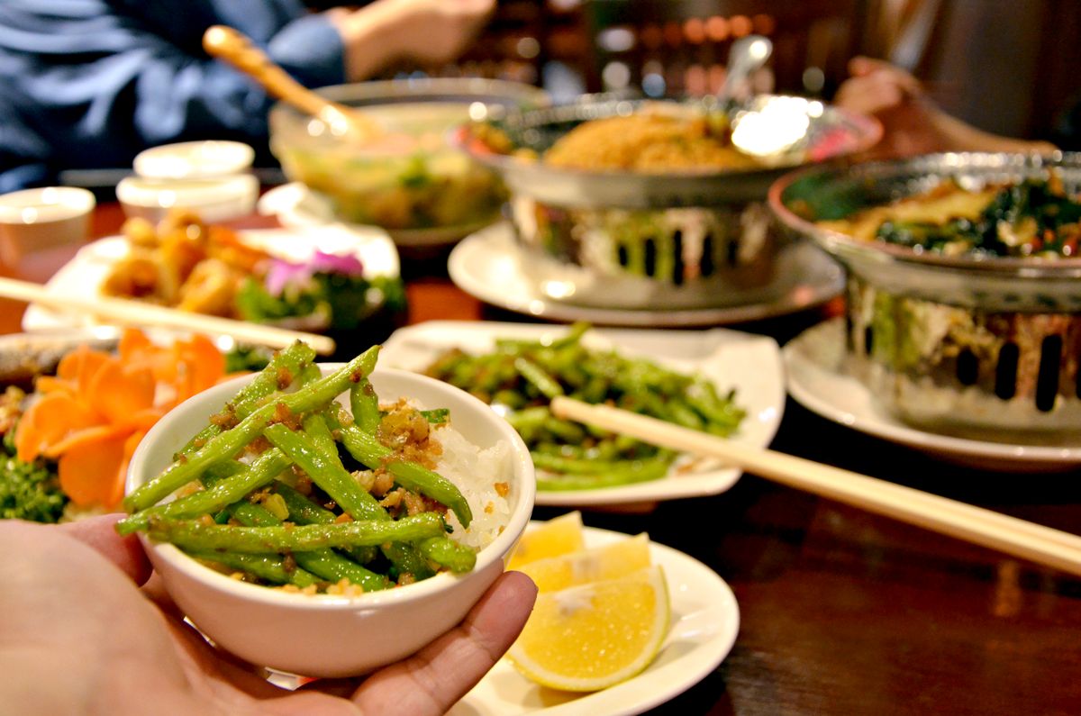 台北松山區中式餐廳 東青 經典雞湯傳承 獨家麵疙瘩與椒麻肋排推薦