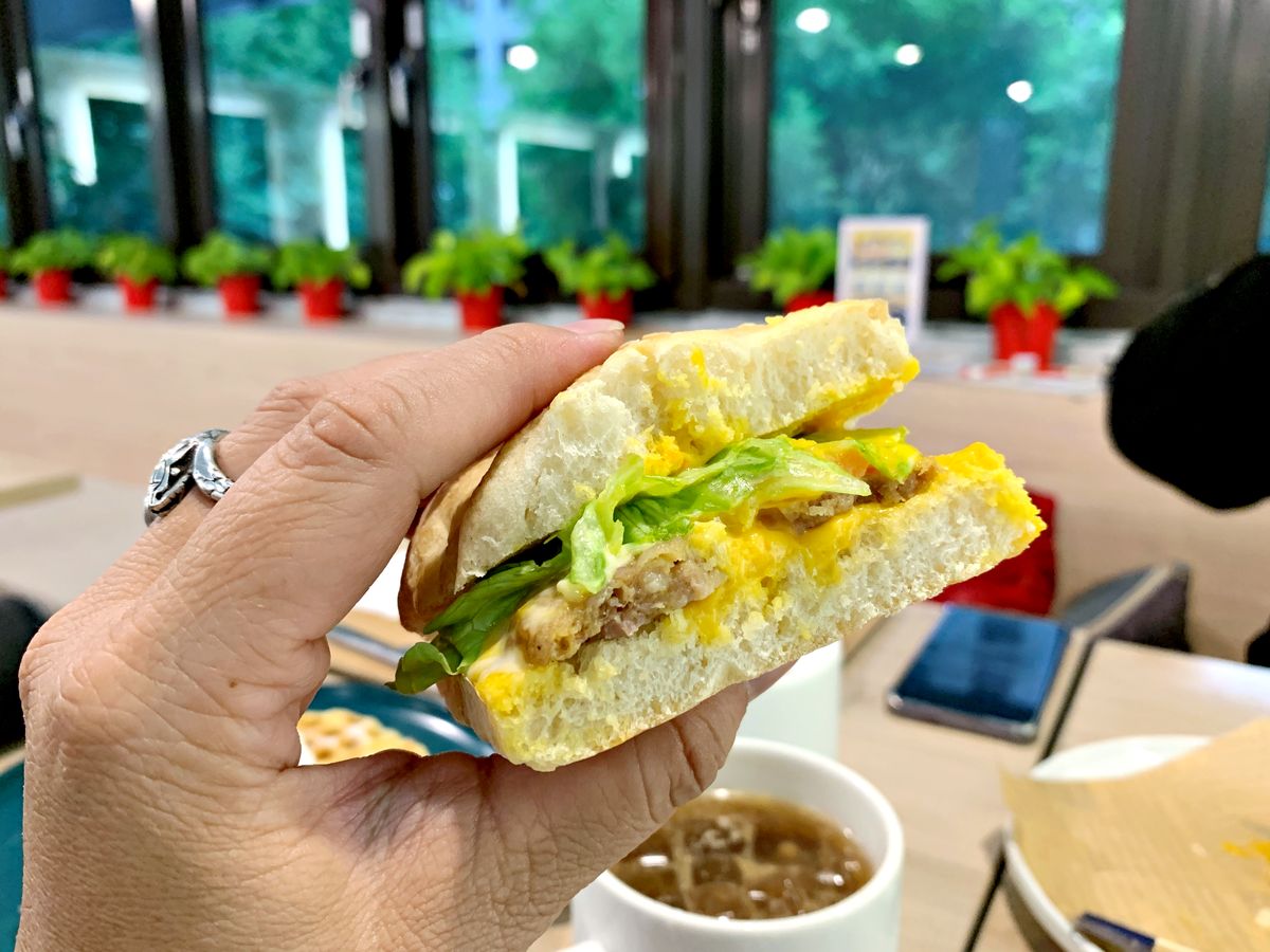 三重筆電友善咖啡廳 Cozy coffee可集咖啡 必吃早餐限定金沙豬肉排巧巴達 有WiFi插座與舒適沙發位