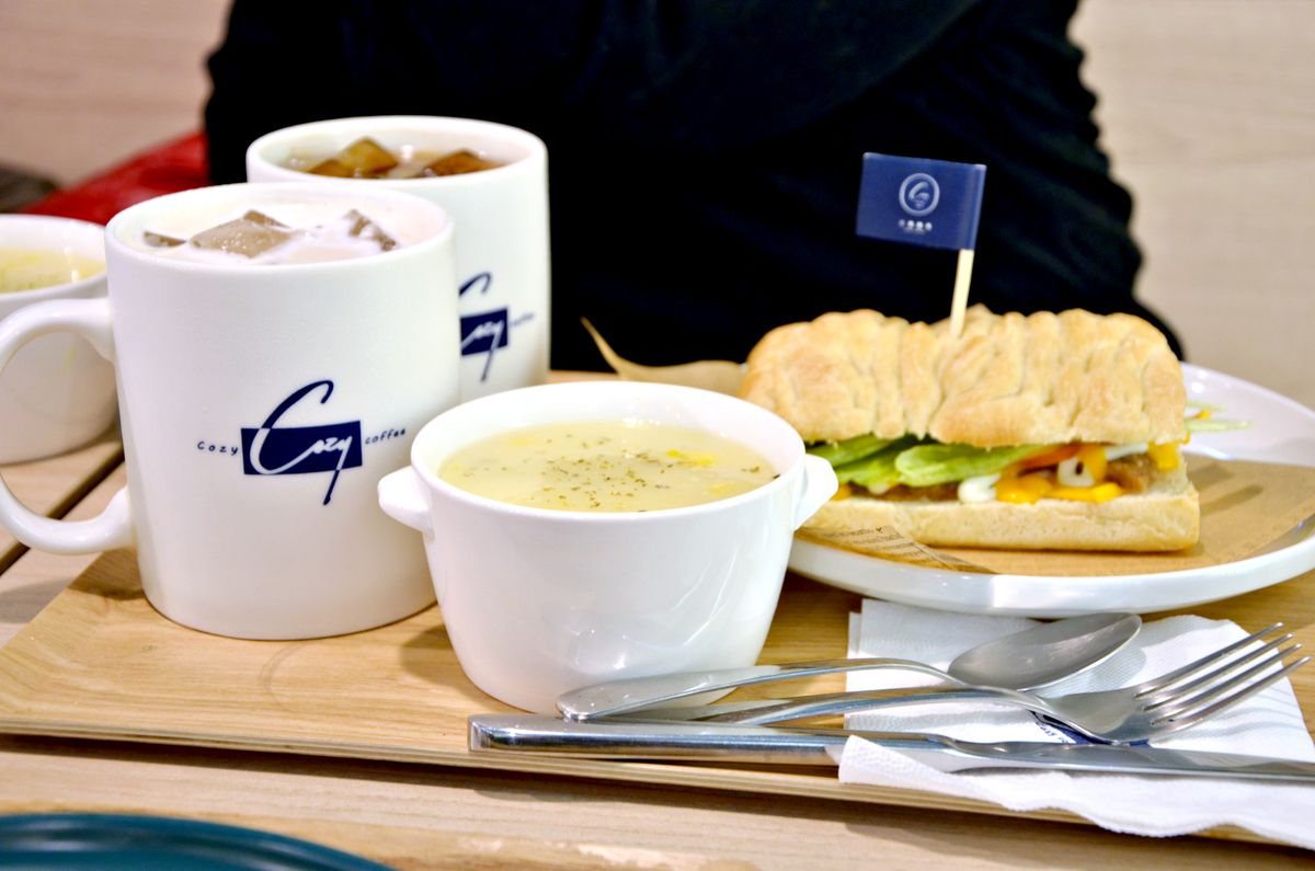 三重筆電友善咖啡廳 Cozy coffee可集咖啡 必吃早餐限定金沙豬肉排巧巴達 有WiFi插座與舒適沙發位