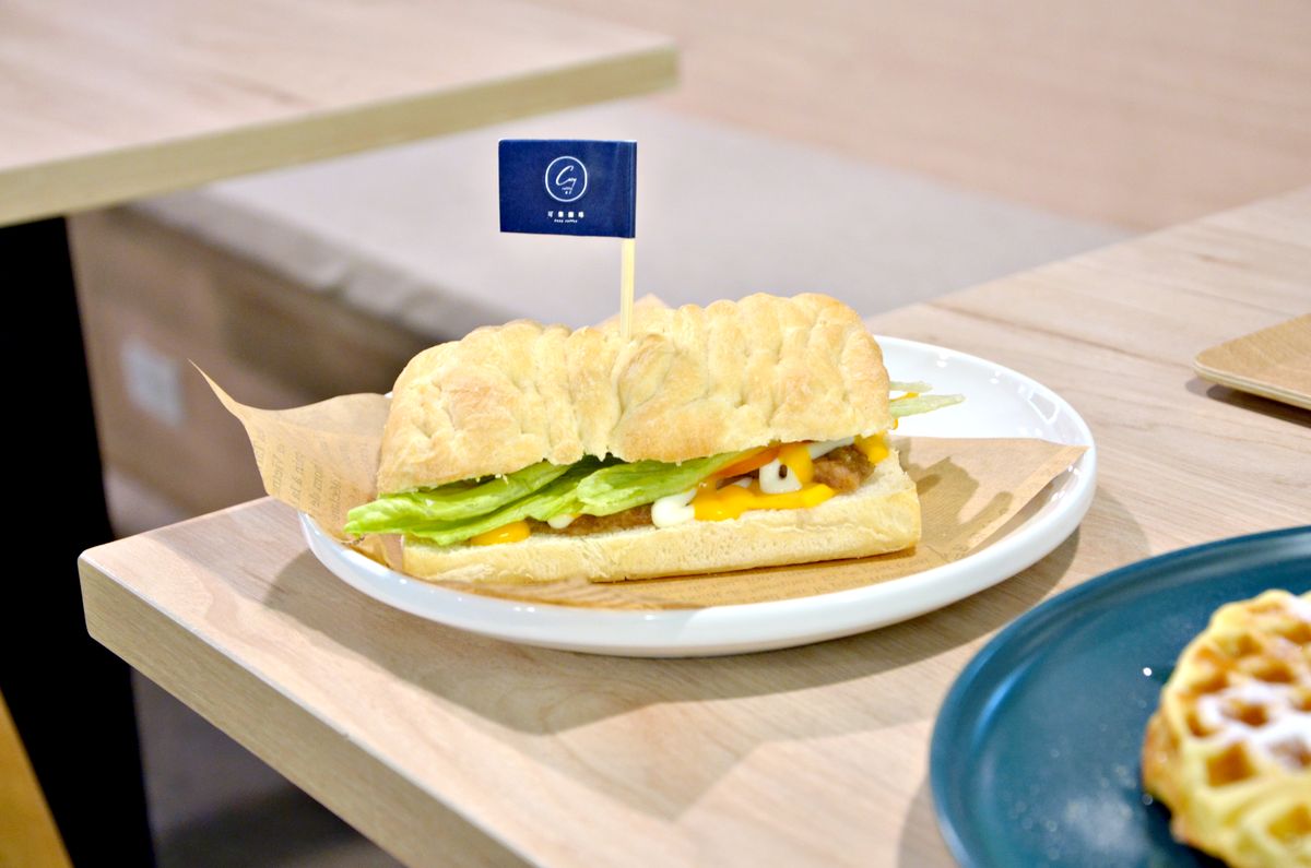 三重筆電友善咖啡廳 Cozy coffee可集咖啡 必吃早餐限定金沙豬肉排巧巴達 有WiFi插座與舒適沙發位