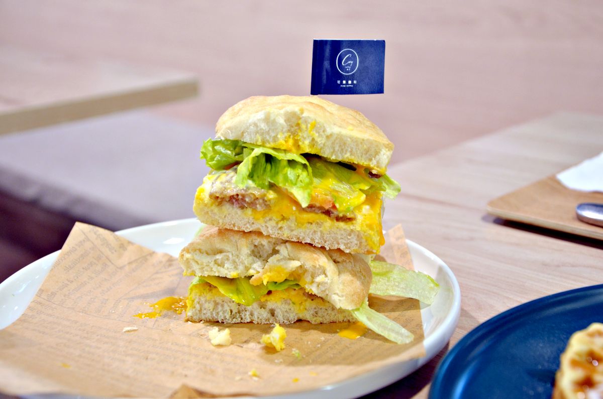 三重筆電友善咖啡廳 Cozy coffee可集咖啡 必吃早餐限定金沙豬肉排巧巴達 有WiFi插座與舒適沙發位