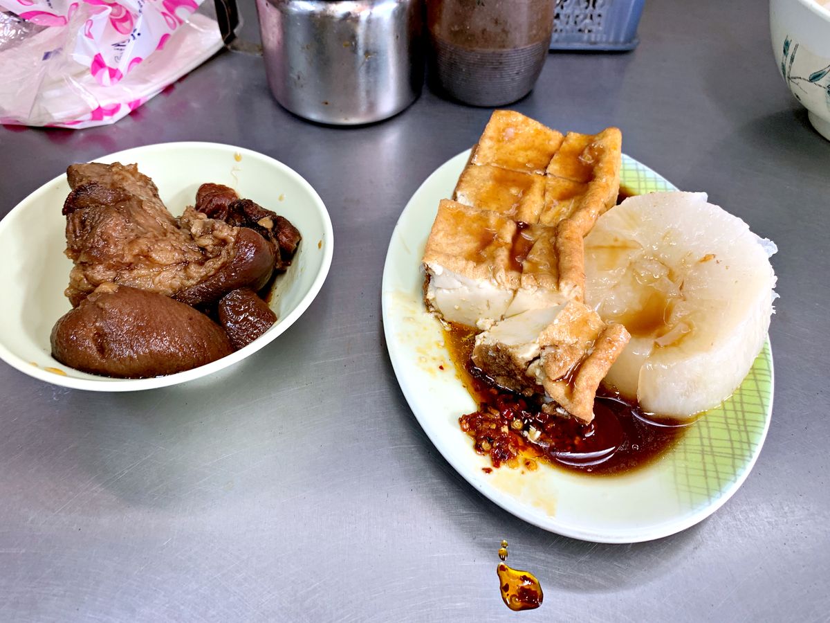 三重美食 郭媽媽小吃店 鐵皮屋裡的美味米粉湯 黑白切小菜 巷仔內吃貨帶路吃好料