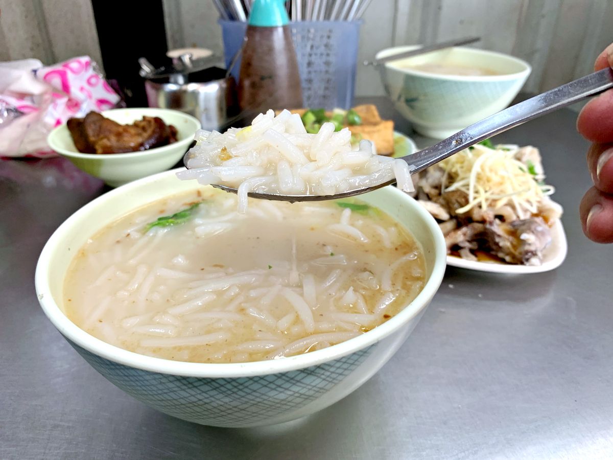三重美食 郭媽媽小吃店 鐵皮屋裡的美味米粉湯 黑白切小菜 巷仔內吃貨帶路吃好料