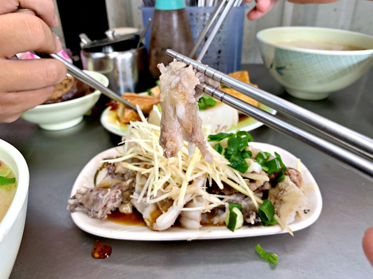 三重美食 郭媽媽小吃店 鐵皮屋裡的美味米粉湯 黑白切小菜 巷仔內吃貨帶路吃好料