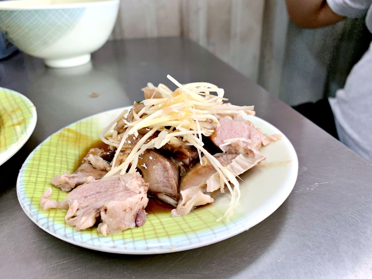 三重美食 郭媽媽小吃店 鐵皮屋裡的美味米粉湯 黑白切小菜 巷仔內吃貨帶路吃好料