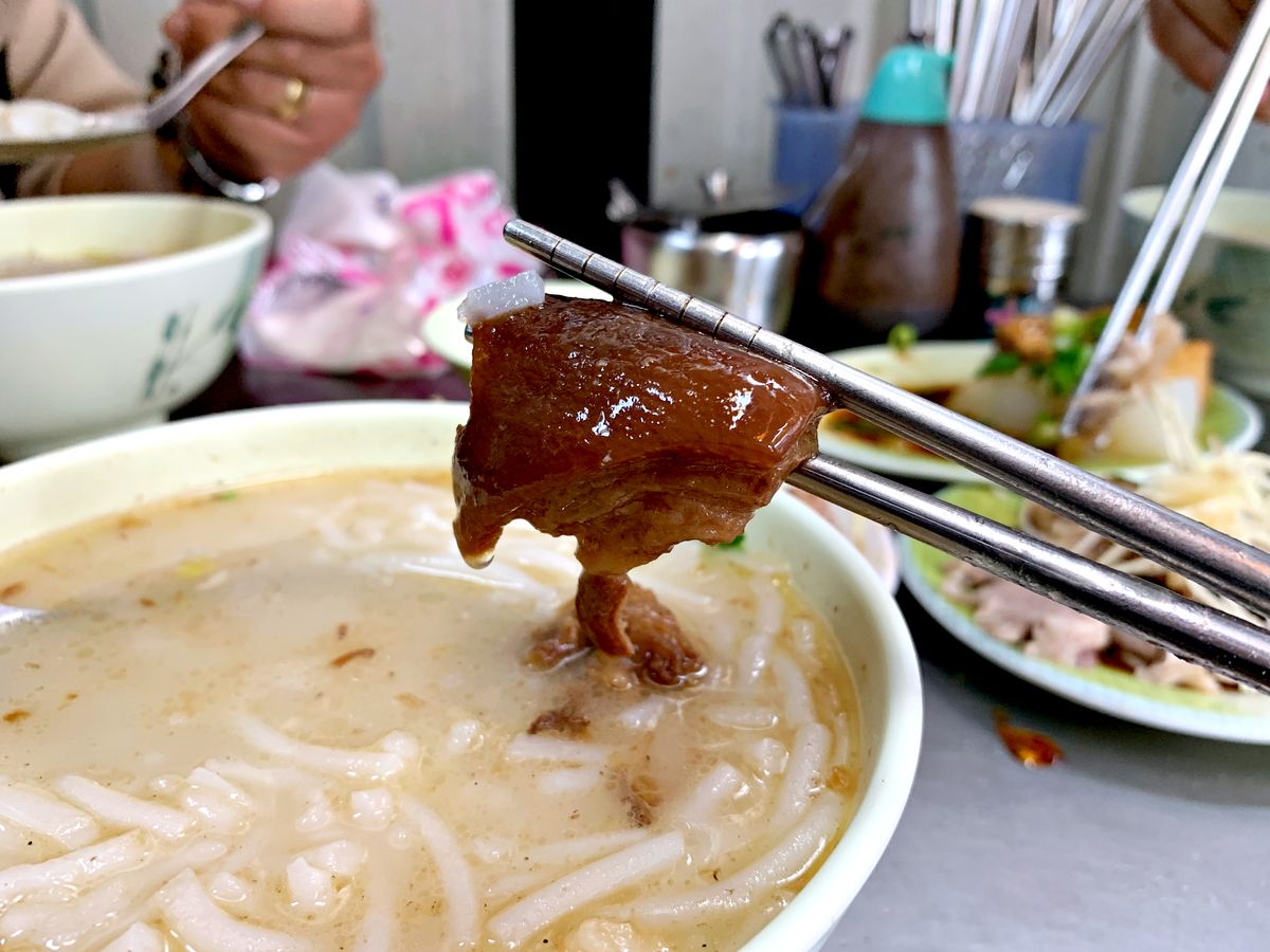 三重美食 郭媽媽小吃店 鐵皮屋裡的美味米粉湯 黑白切小菜 巷仔內吃貨帶路吃好料
