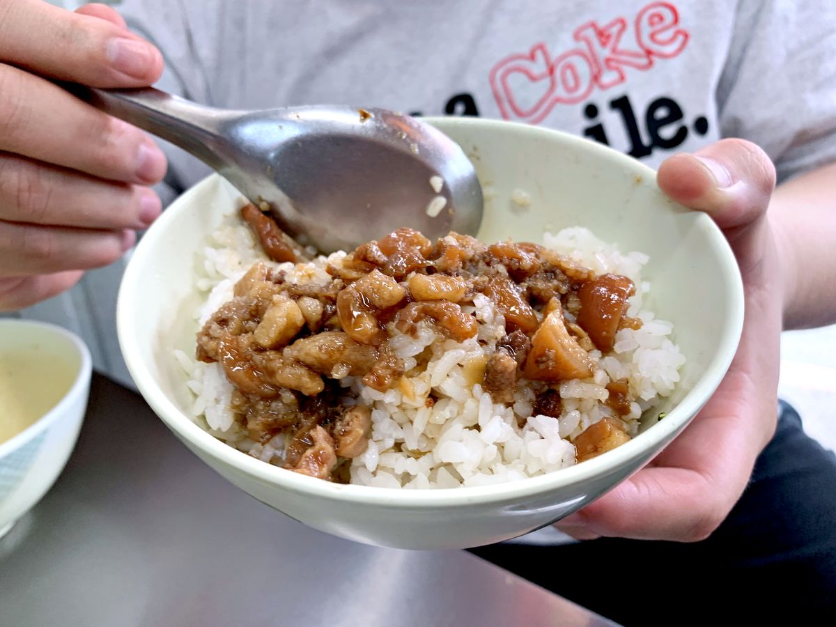 三重美食 郭媽媽小吃店 鐵皮屋裡的美味米粉湯 黑白切小菜 巷仔內吃貨帶路吃好料
