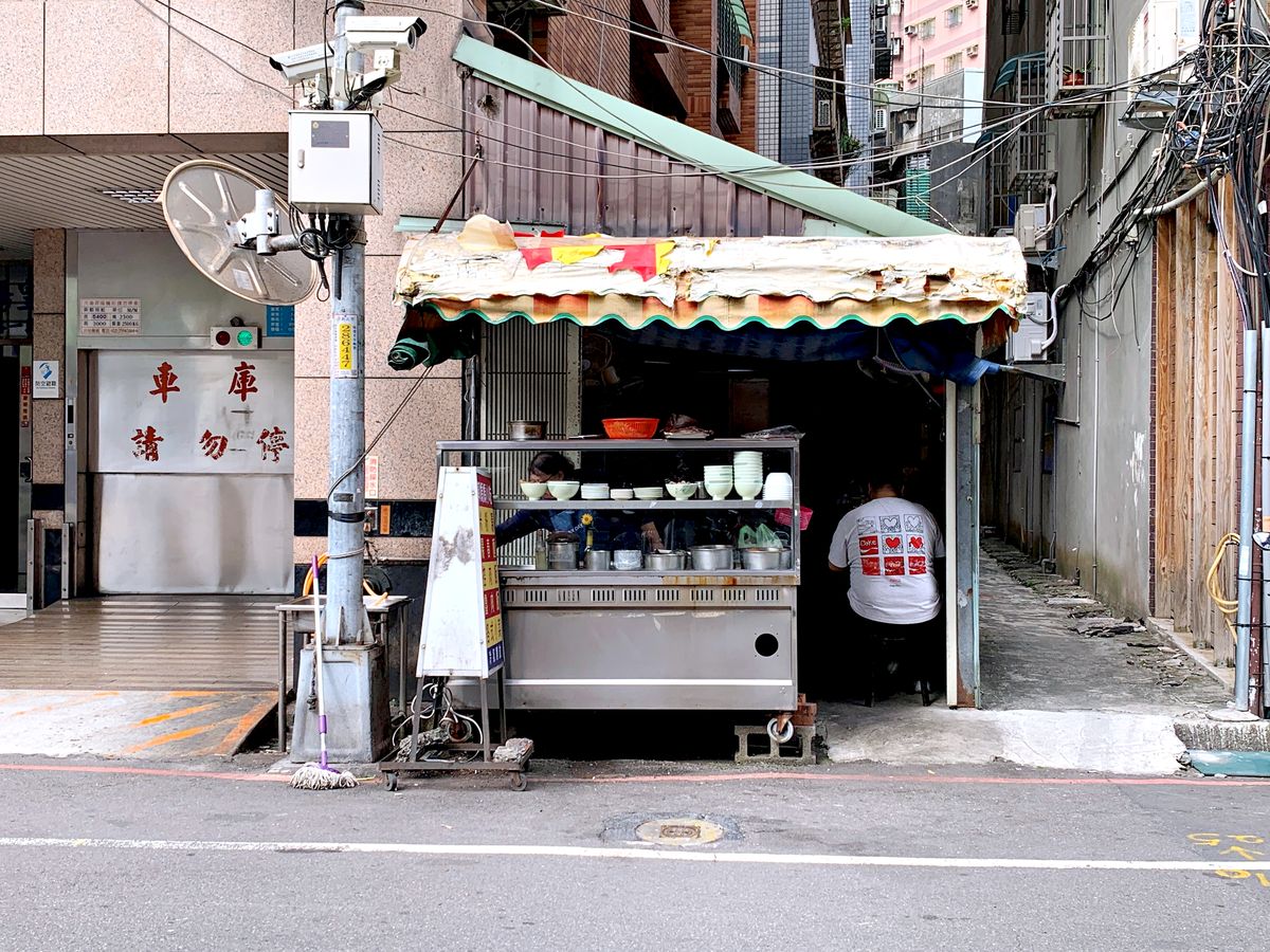 三重美食 郭媽媽小吃店 鐵皮屋裡的美味米粉湯 黑白切小菜 巷仔內吃貨帶路吃好料