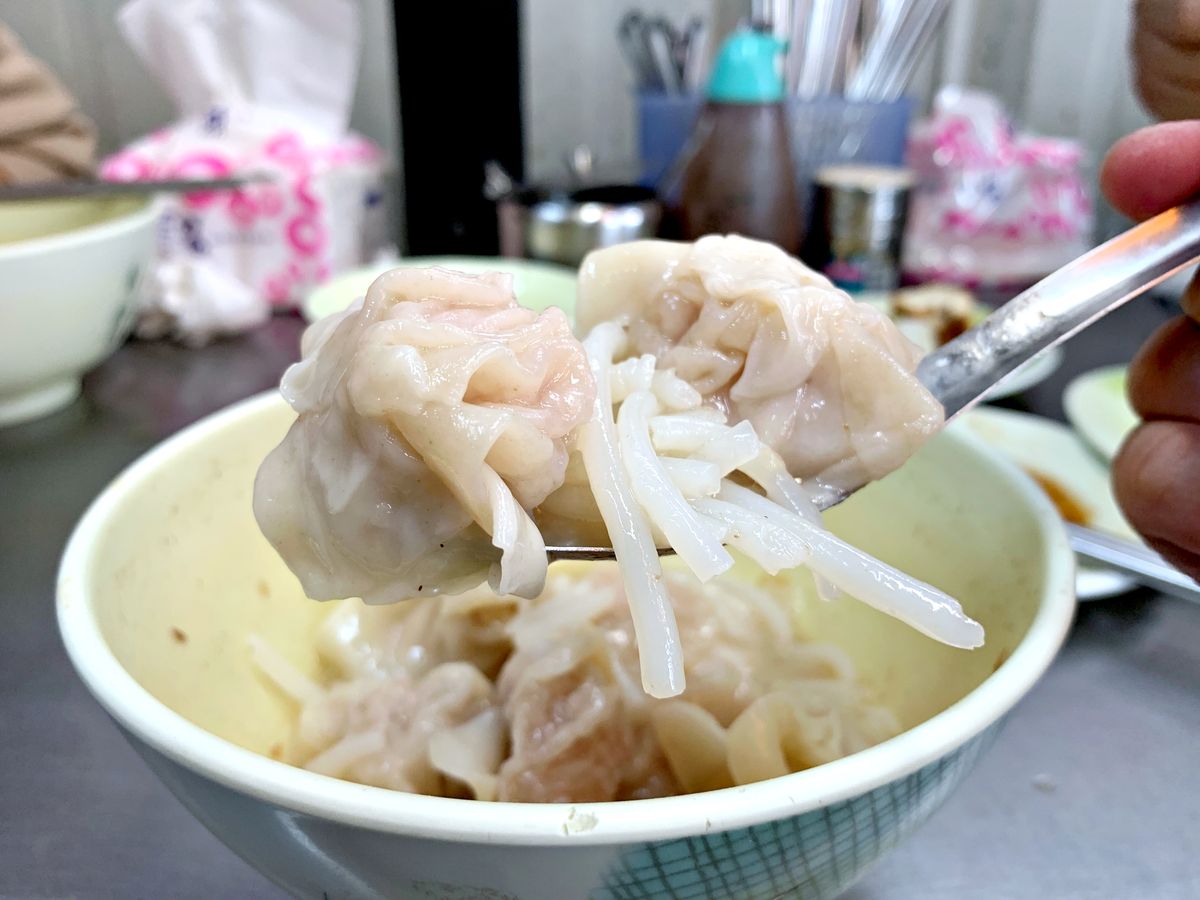 三重美食 郭媽媽小吃店 鐵皮屋裡的美味米粉湯 黑白切小菜 巷仔內吃貨帶路吃好料
