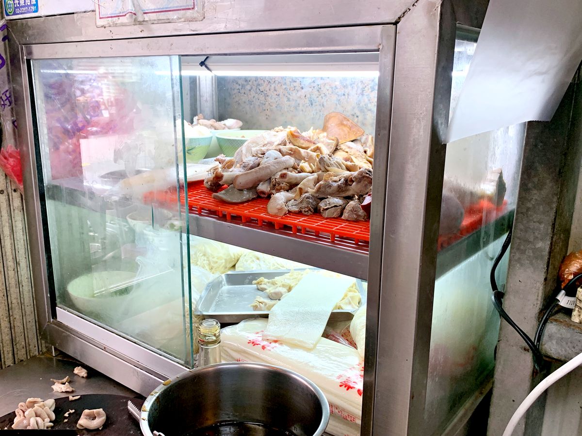三重美食 郭媽媽小吃店 鐵皮屋裡的美味米粉湯 黑白切小菜 巷仔內吃貨帶路吃好料